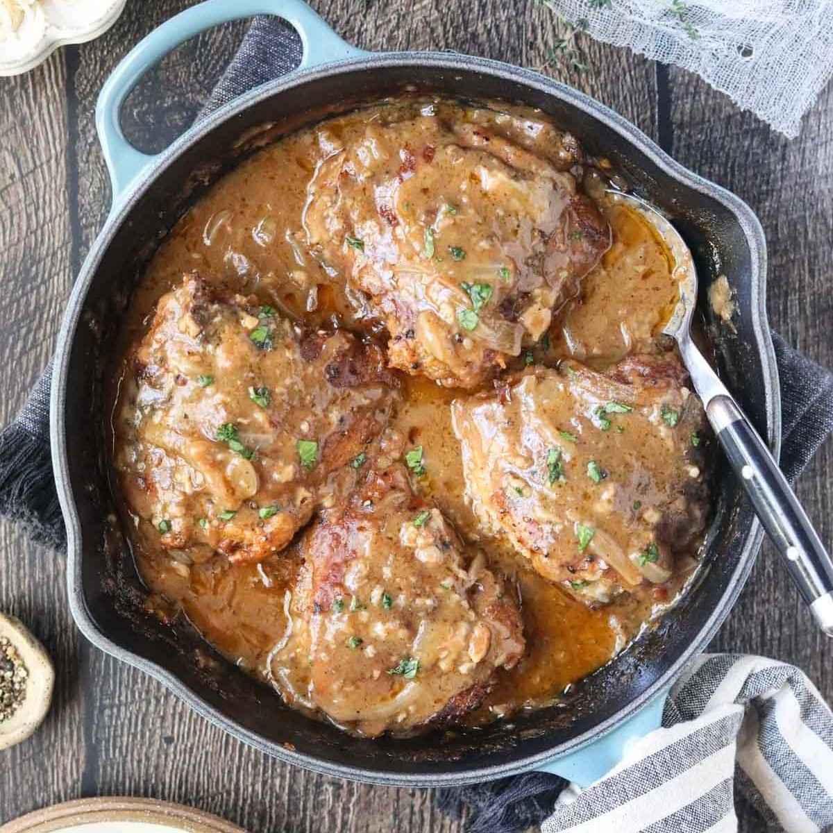 Soul Food Smothered Chicken Thighs + {VIDEO}